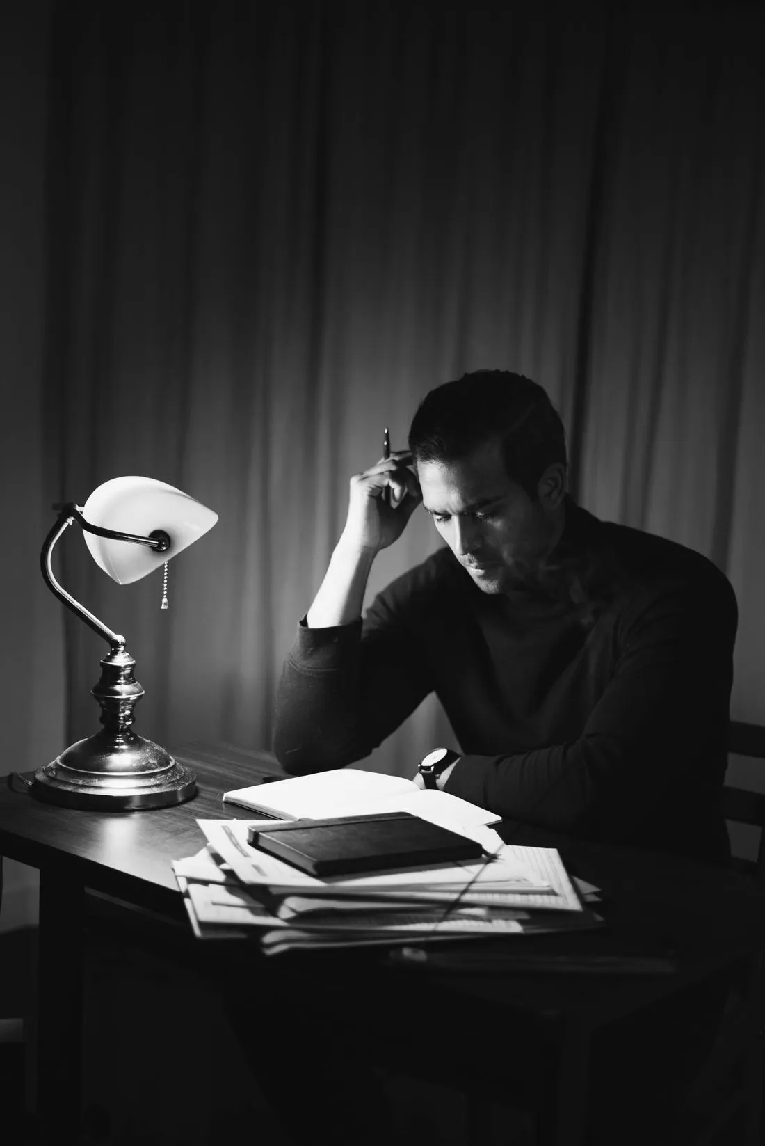 Patron seul la nuit à son bureau sous une lampe