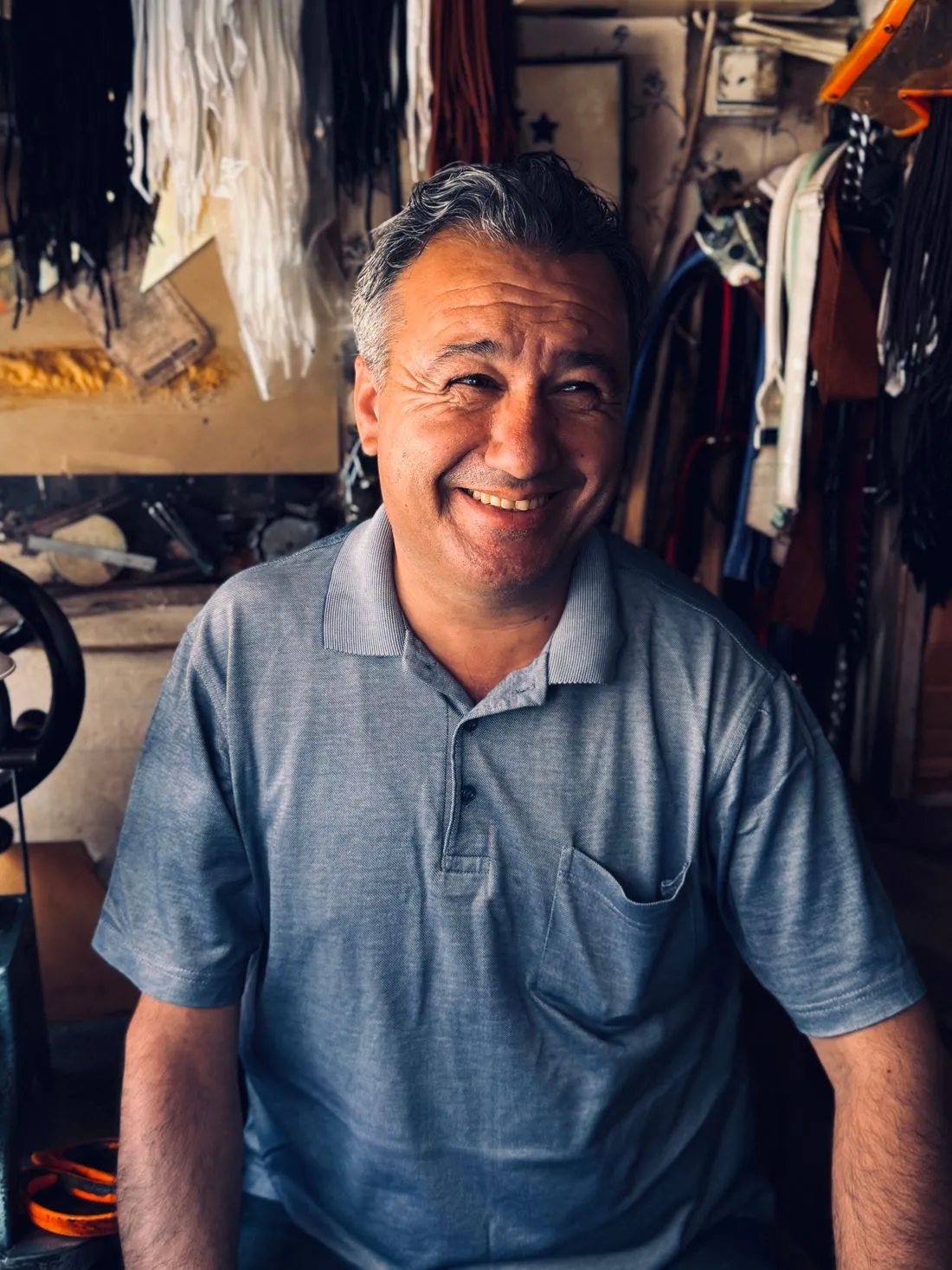 Artisan souriant dans son atelier