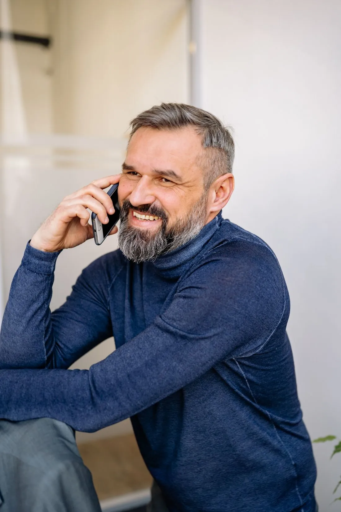 Artisan souriant au téléphone