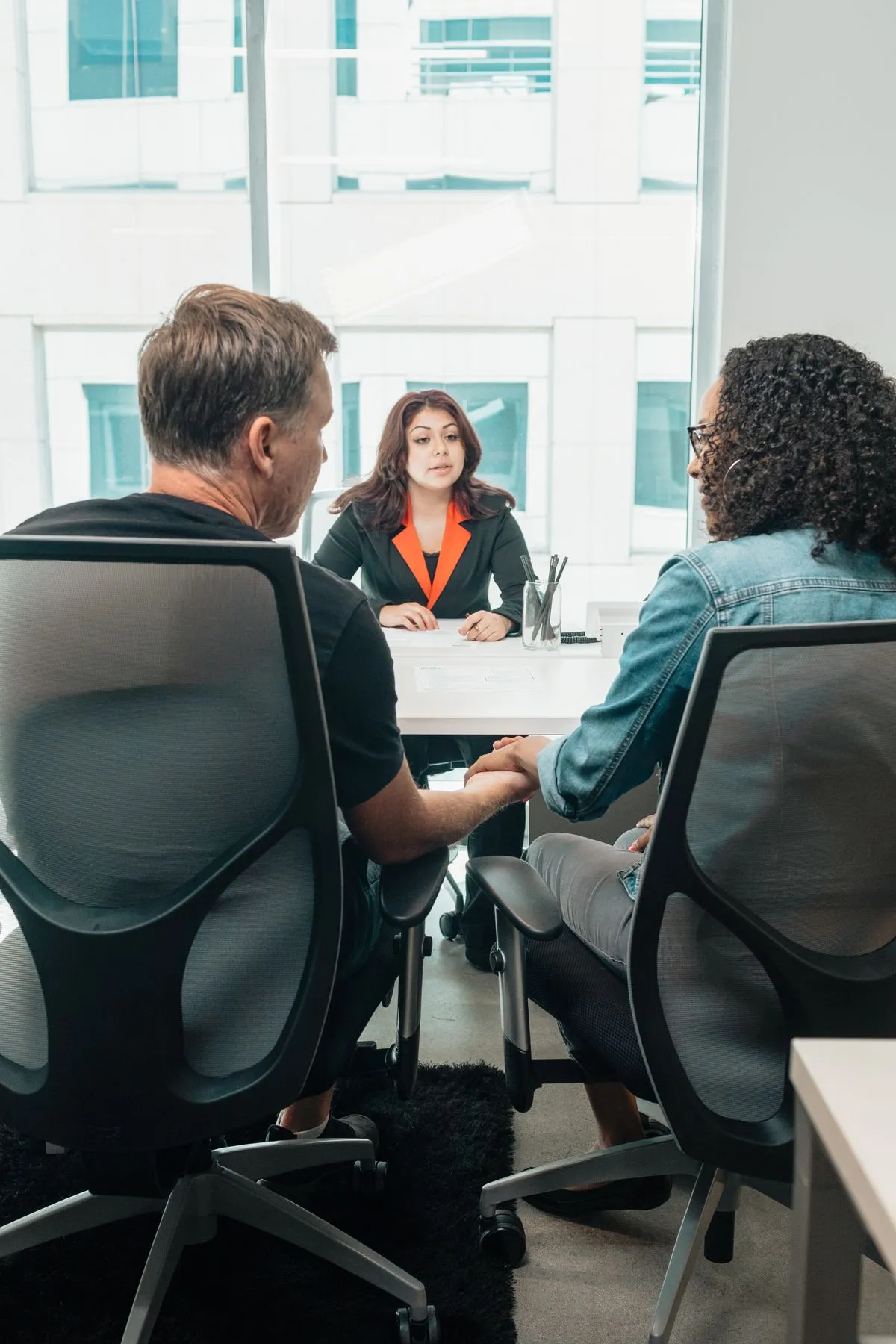 Rendez-vous entre un dirigeant et ses clients autour d'une table