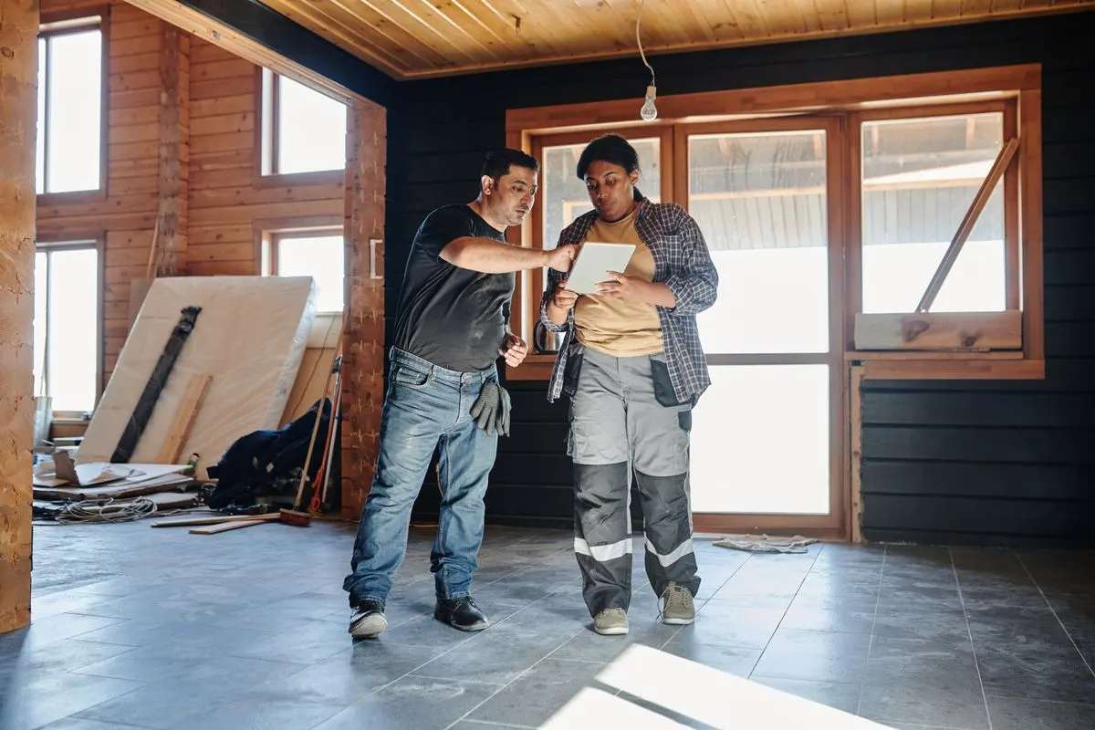 Deux artisans font le point sur un chantier de rénovation