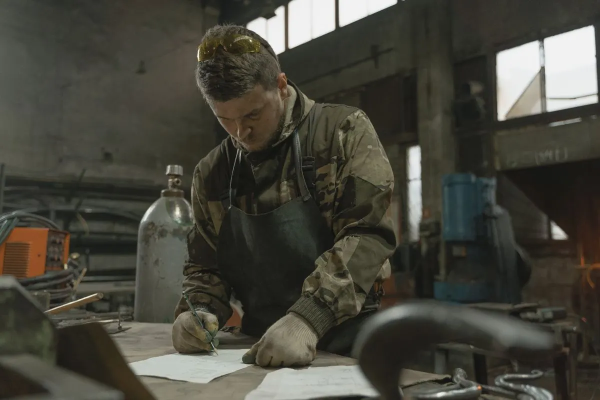 Artisan qui remplit ses papiers dans son atelier