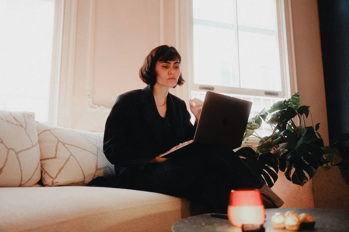 Entrepreneuse qui travaille sur son ordinateur portable chez elle