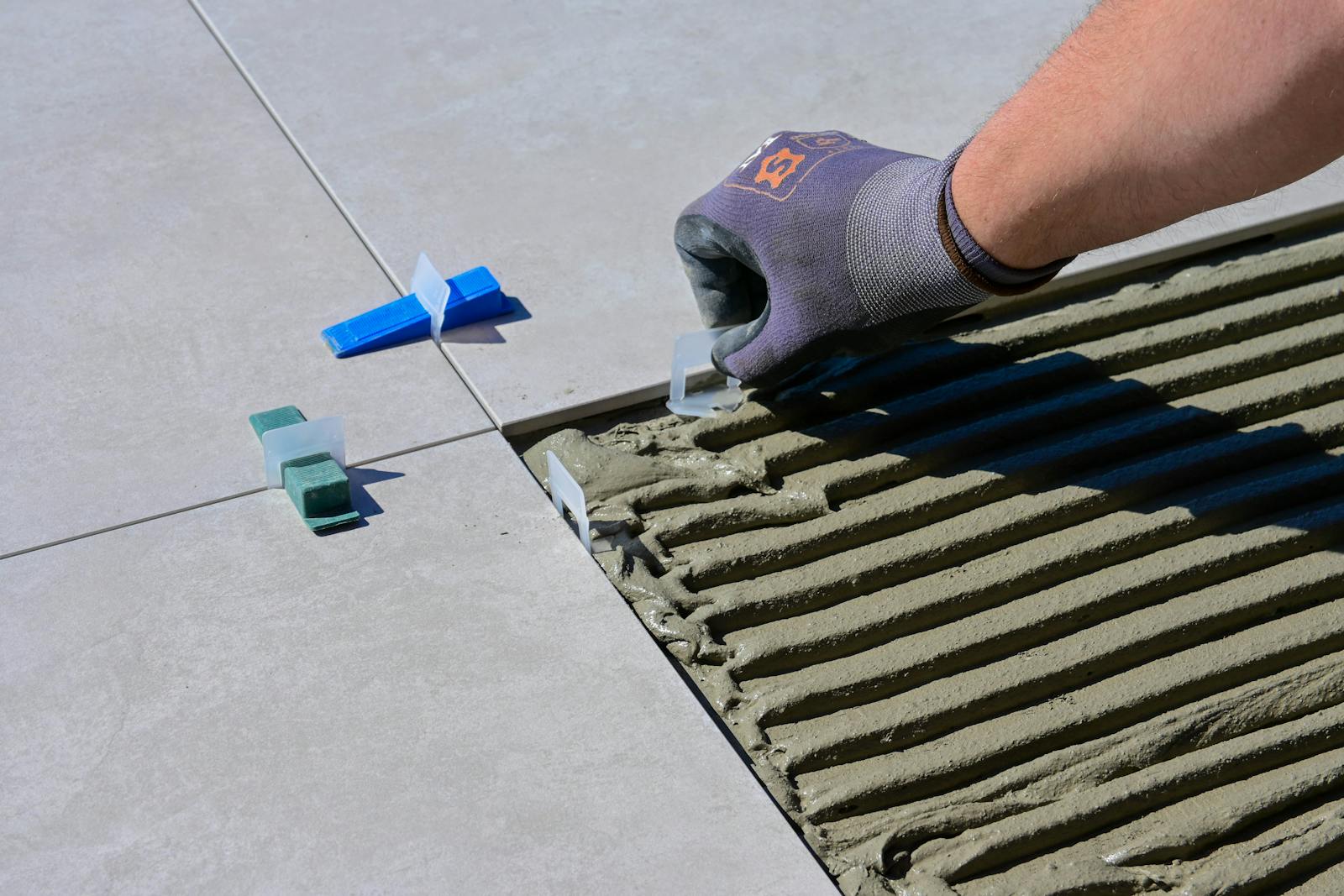 Carreleur posant de la faïence au mur — logiciel BatUp pour entreprise de carrelage