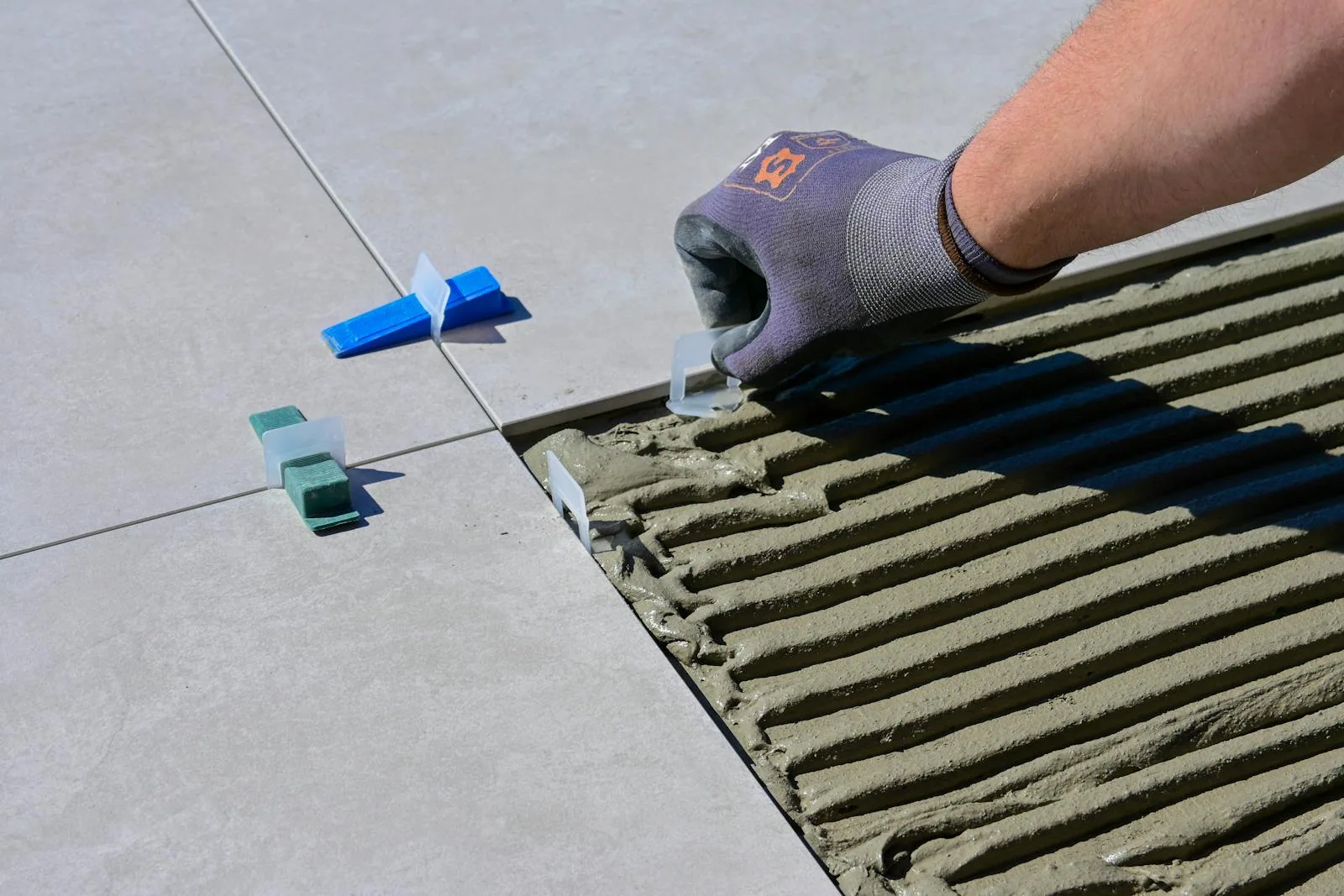 Carreleur posant de la faïence au mur — logiciel BatUp pour entreprise de carrelage