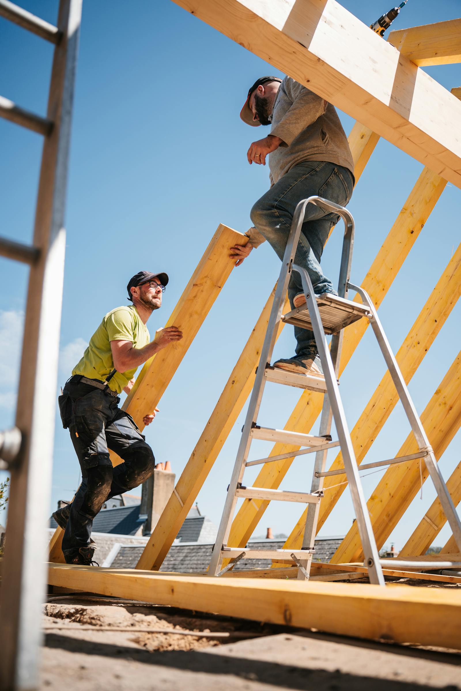 Couvreur sur une toiture en cours de pose — logiciel BatUp pour entreprise de couverture