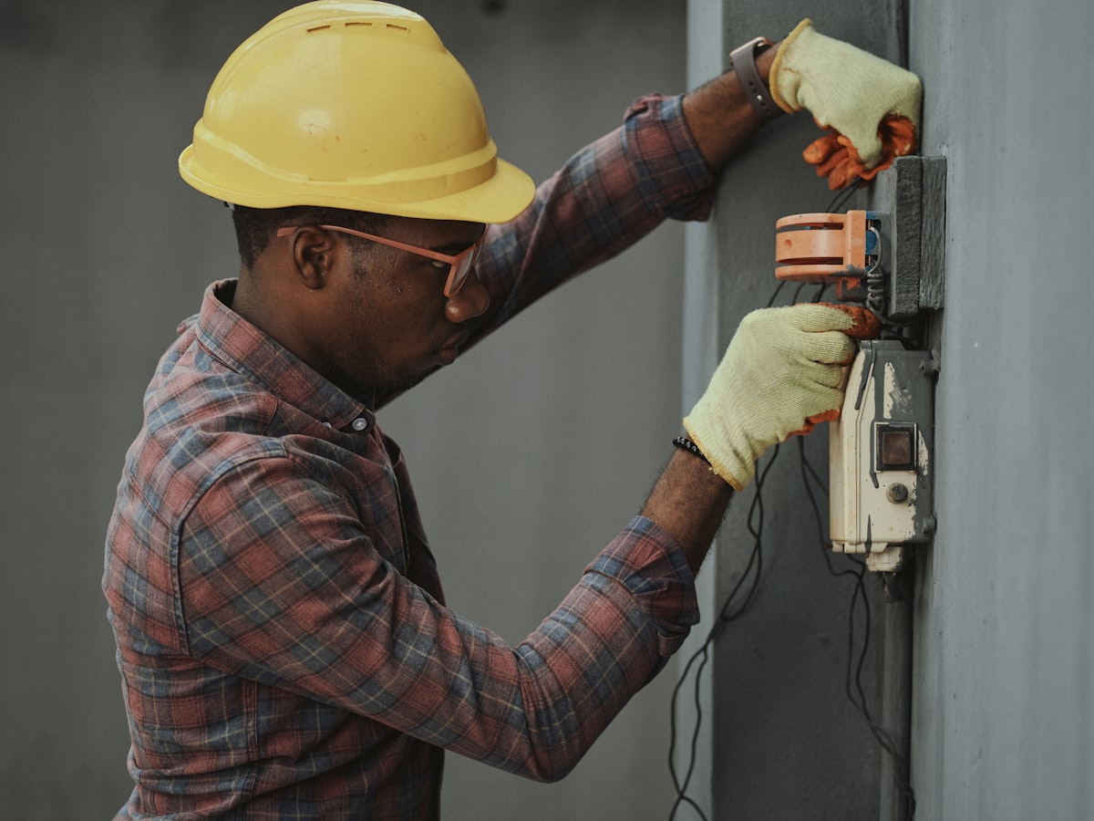 Électricien intervenant sur une installation