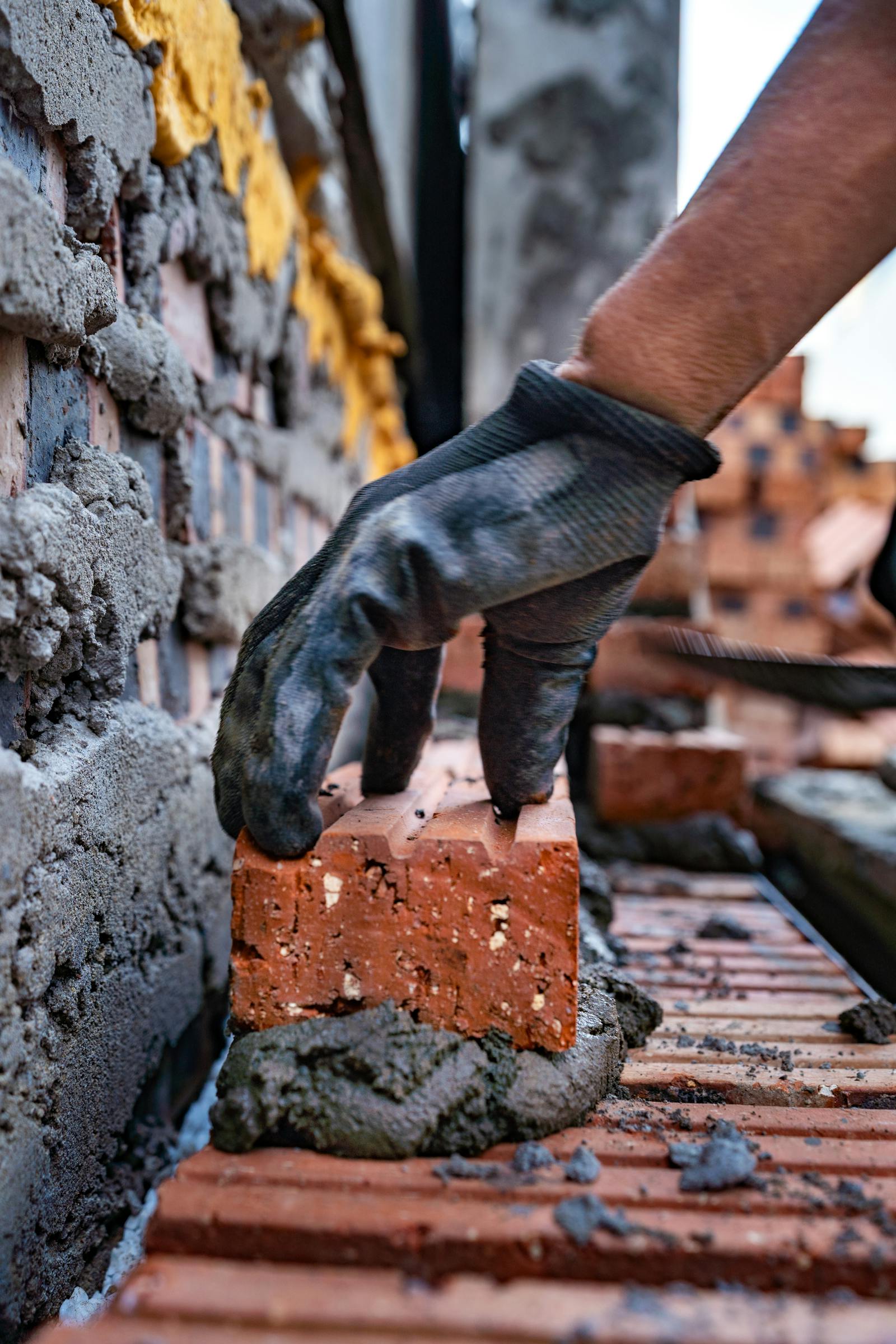 Maçon sur chantier gros œuvre — logiciel BatUp pour entreprise de maçonnerie