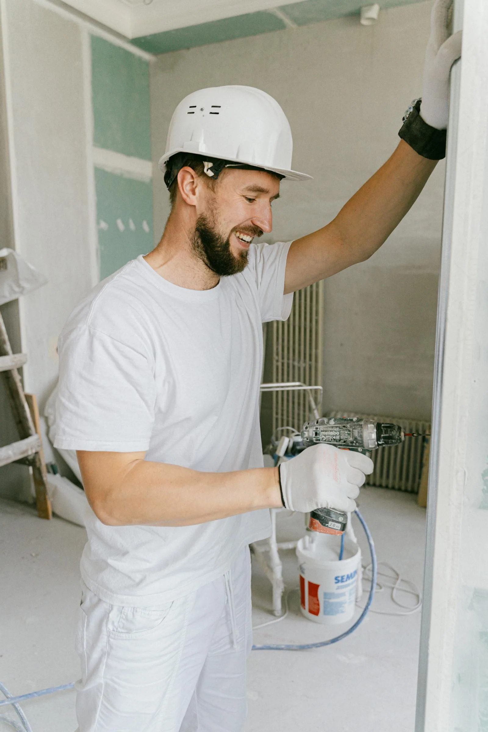 Peintre en bâtiment appliquant une couche au rouleau — logiciel BatUp pour entreprise de peinture