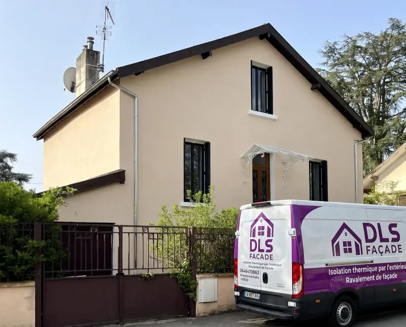 Chantier de ravalement réalisé par DLS Façade, avec la camionnette de l'entreprise