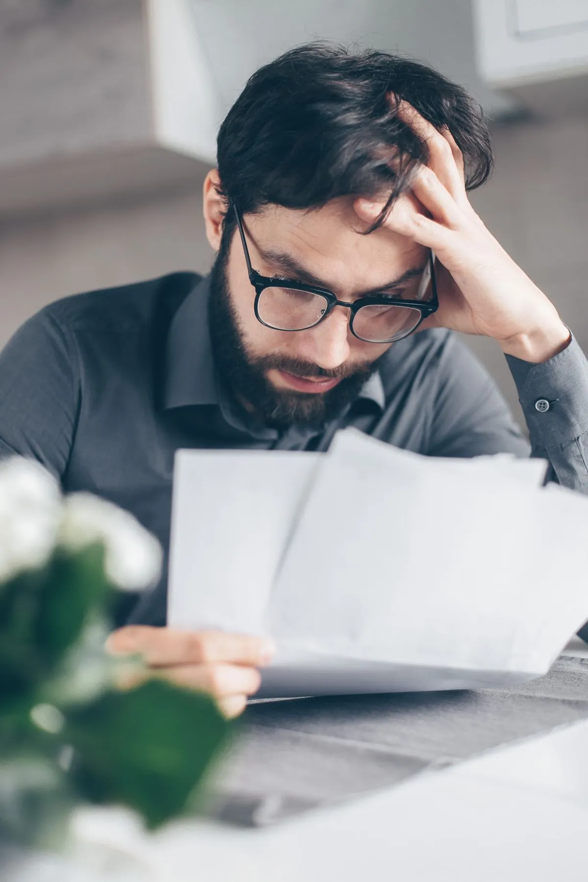 Dirigeant inquiet qui relit ses comptes