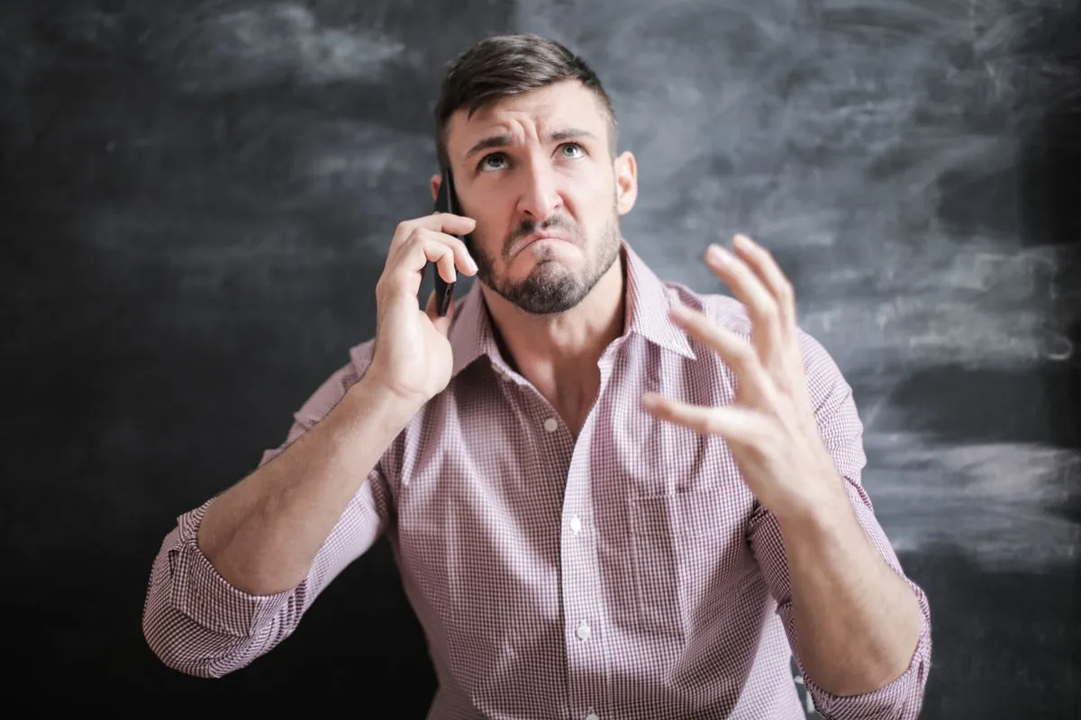 Dirigeant agacé au téléphone avec un client qui tarde à payer